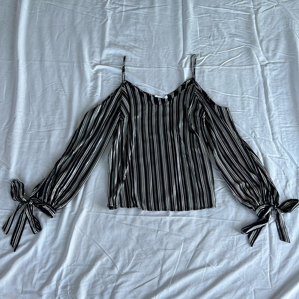 Lush size L cold shoulder long sleeved top navy white silver